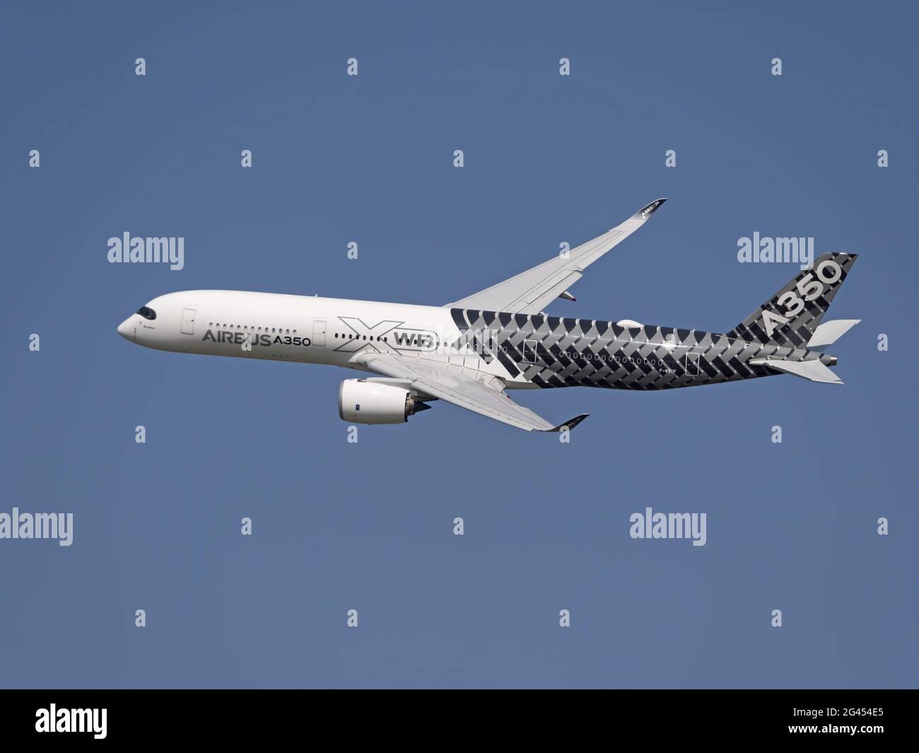 Airbus a350 cockpit hi-res stock photography and images - Alamy
