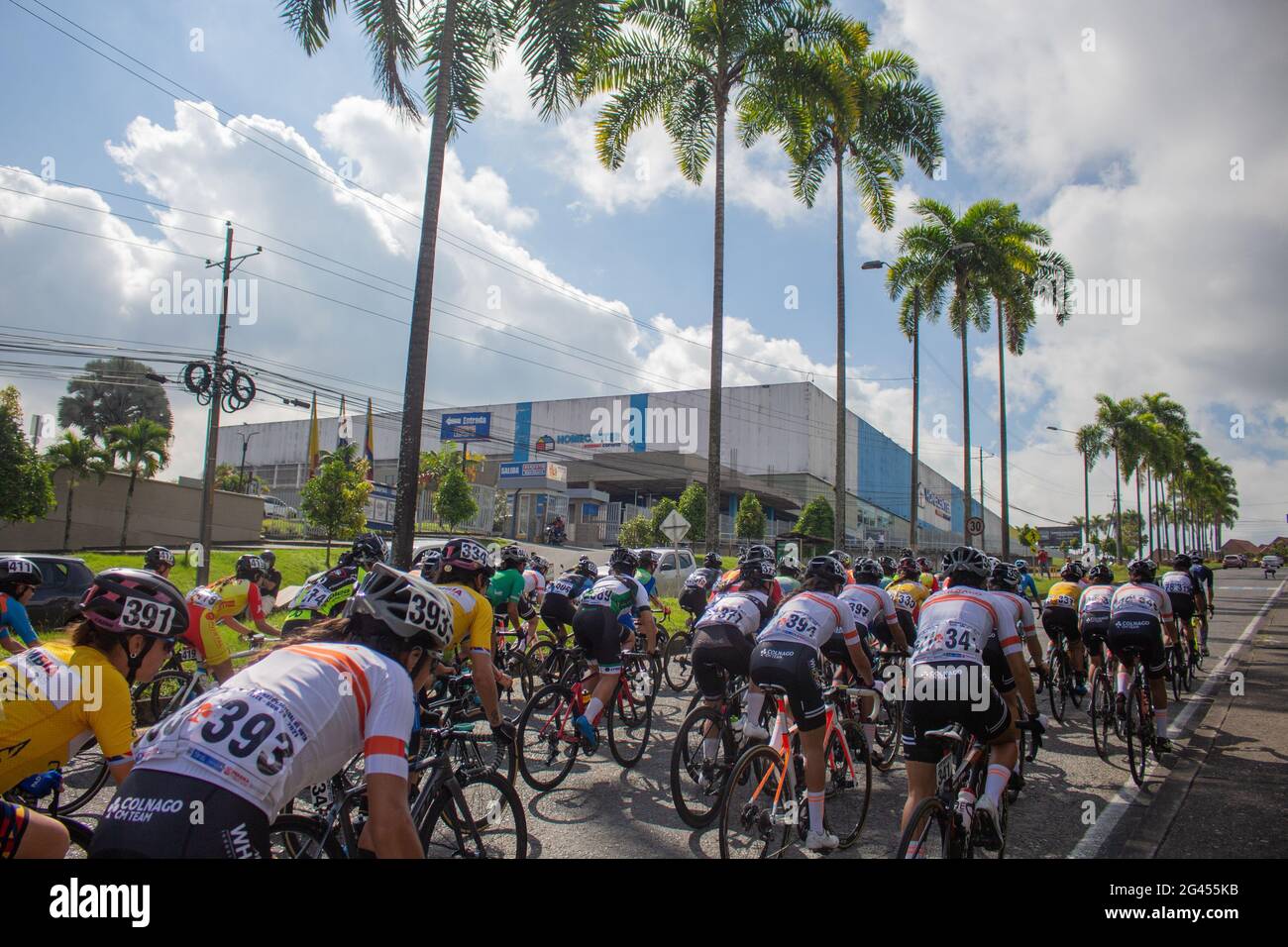 Pereira, Colombia. 18th June, 2021. Cyclists start the Women's Colombian National Road Race Championship in the streets de Pereira, Colombia on June 18, 2021 Credit: Long Visual Press/Alamy Live News Stock Photo