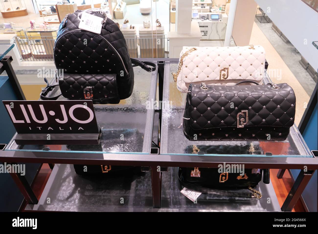 Liu jo store hi-res stock photography and images - Alamy