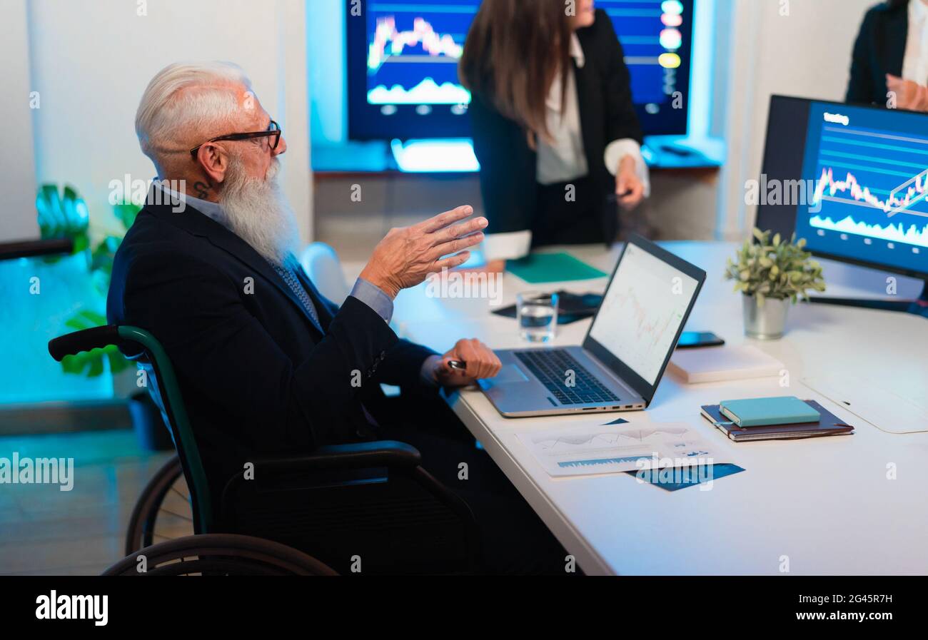 Business stock traders people in meeting room working on crypto currency  markets with blockchain technology Stock Photo - Alamy
