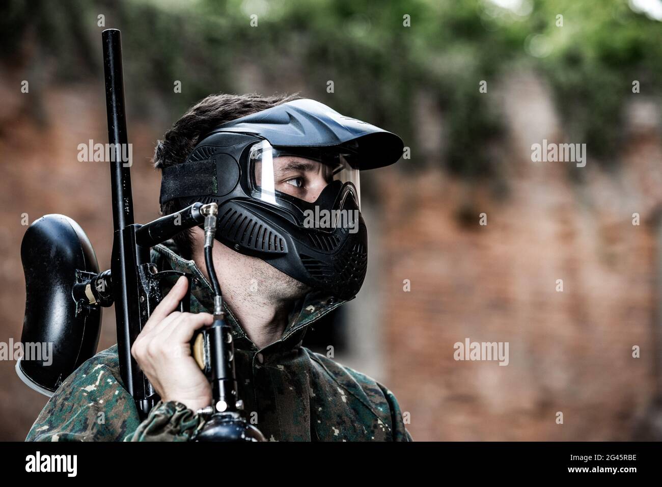 Gros plan d'un homme qui visse avec un pistolet à paintball Photo Stock -  Alamy