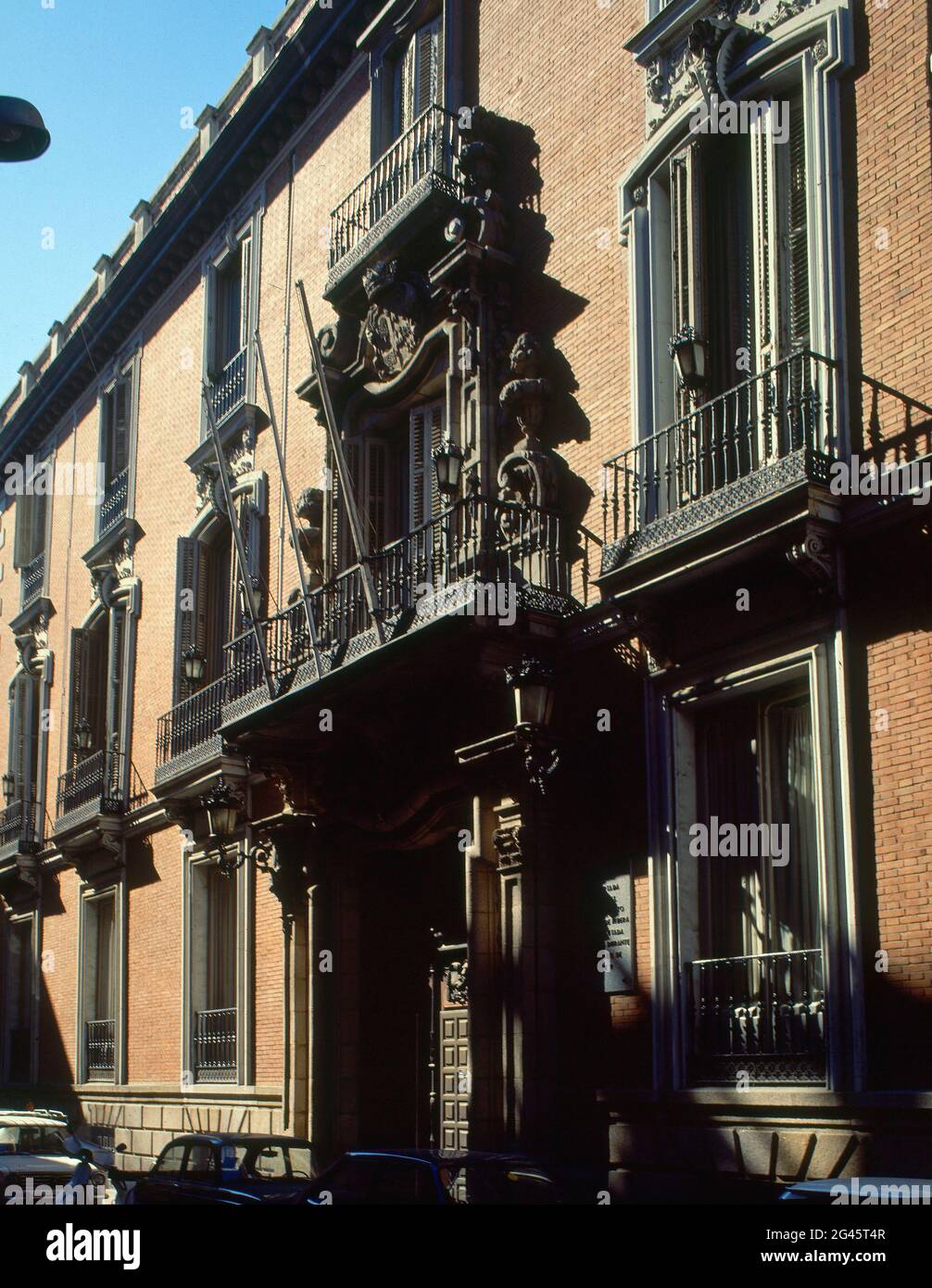 EXTERIOR DEL PALACIO DUQUES DE SANTOÑA(CAMARA DE COMERCIO) EN LA CALLE