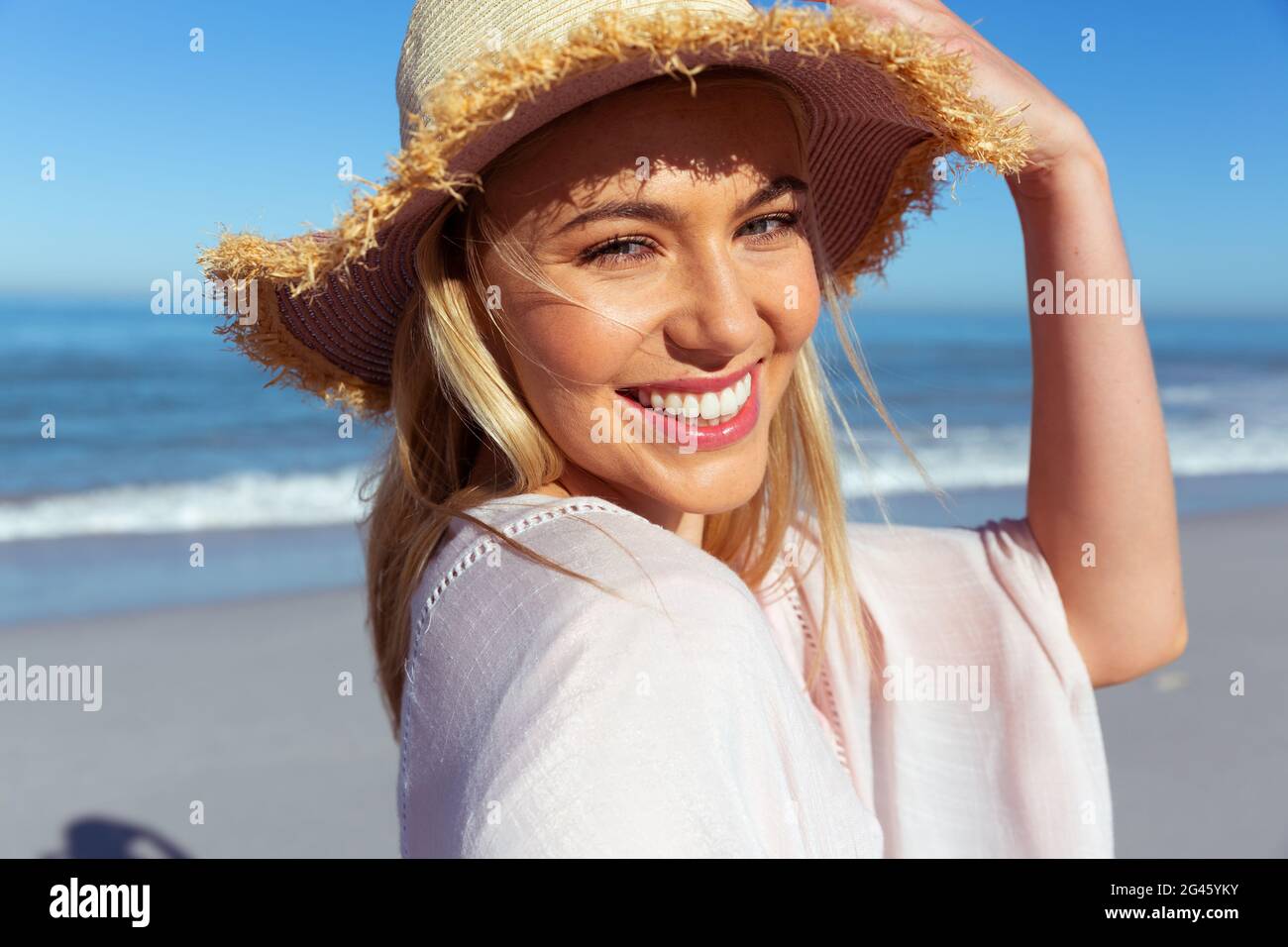 Portrait of woman wearing hat smiling on the beach Stock Photo - Alamy