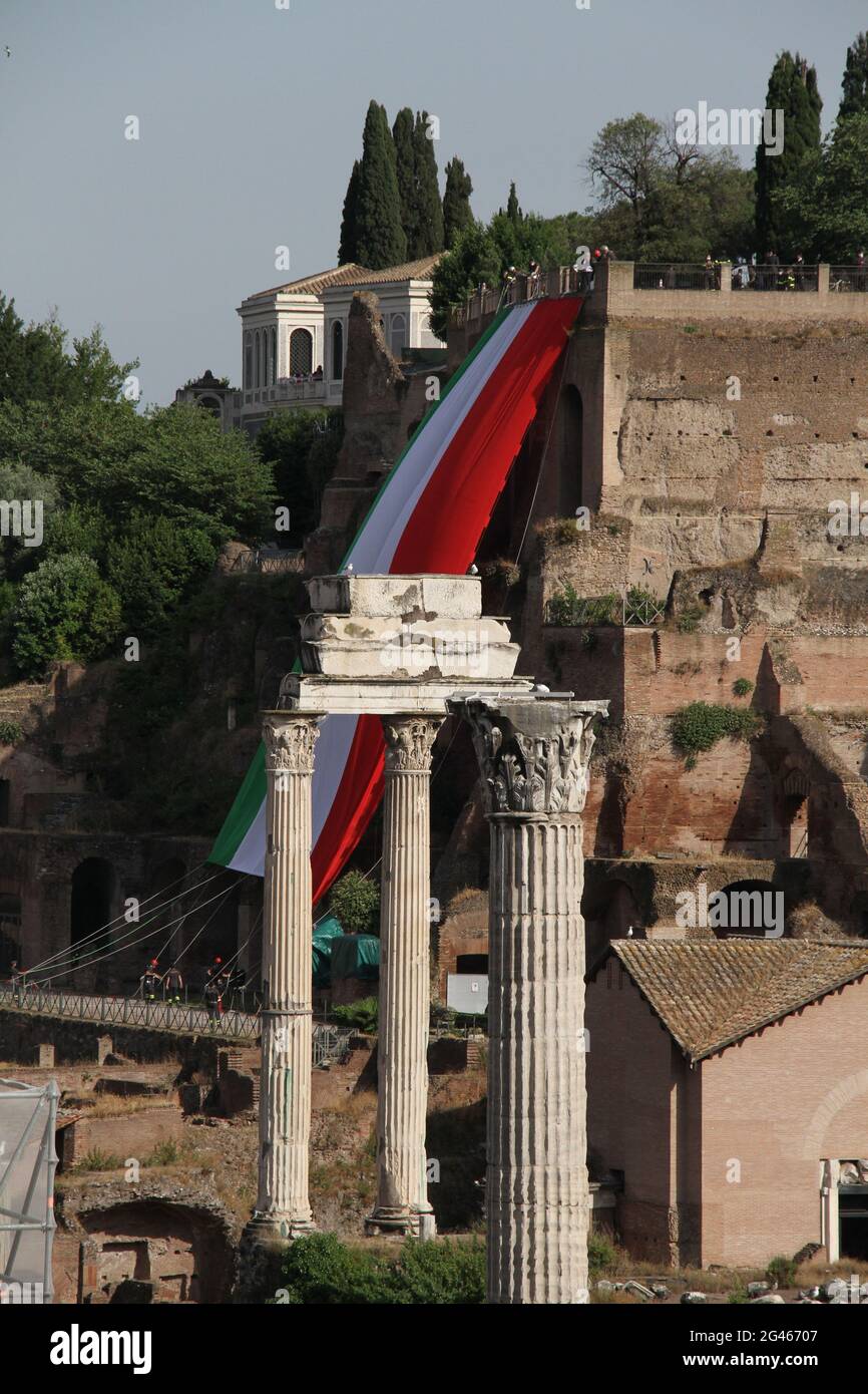 The Fire Service unrolling the Italian flag from the Palatine Hill in Rome to celebrate the concert of the Fire Service Band at the Orti Farnesiani Stock Photo