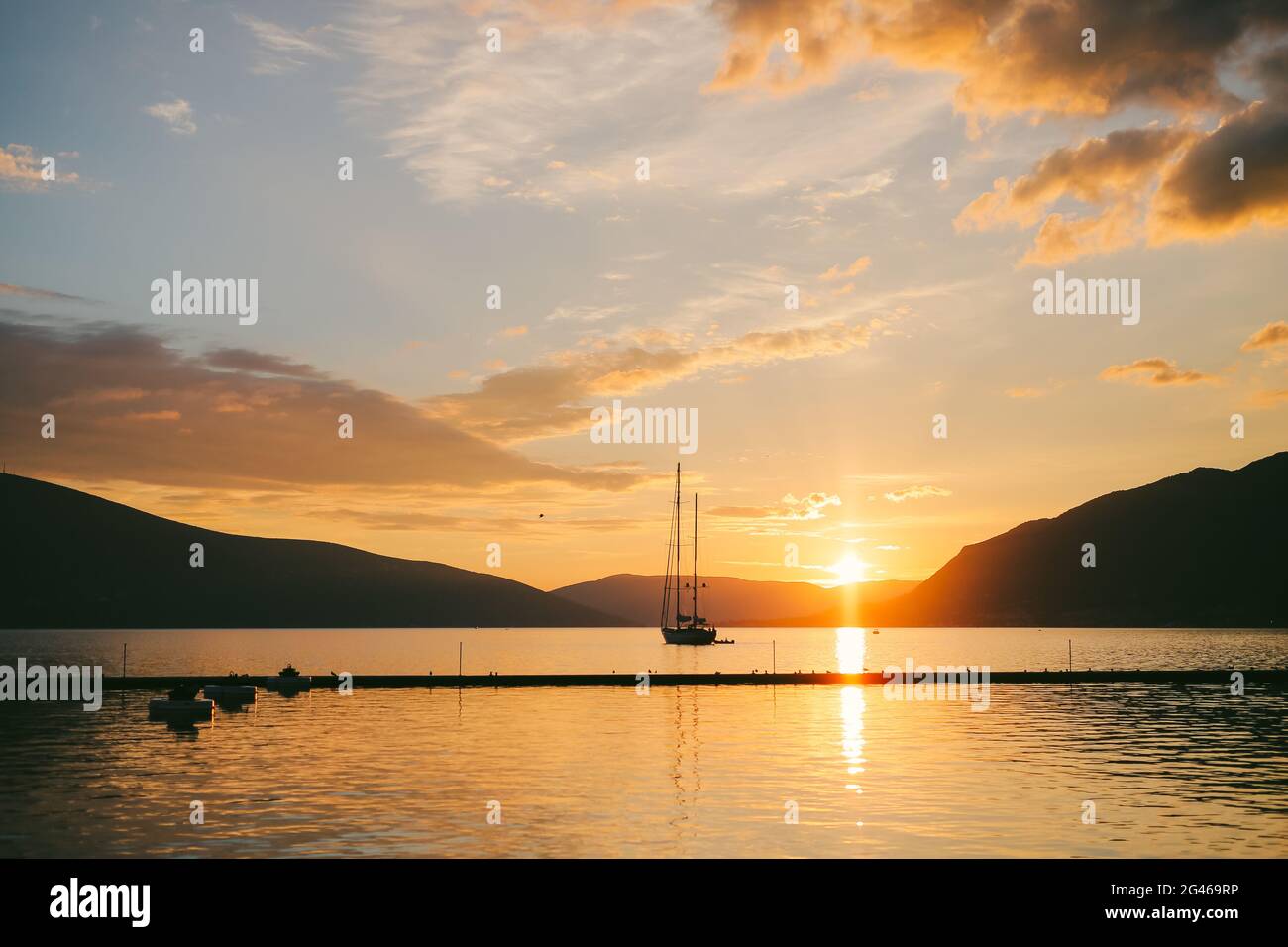 Yacht in the sea at sunset. Silhouette of a yacht on the backgro Stock ...