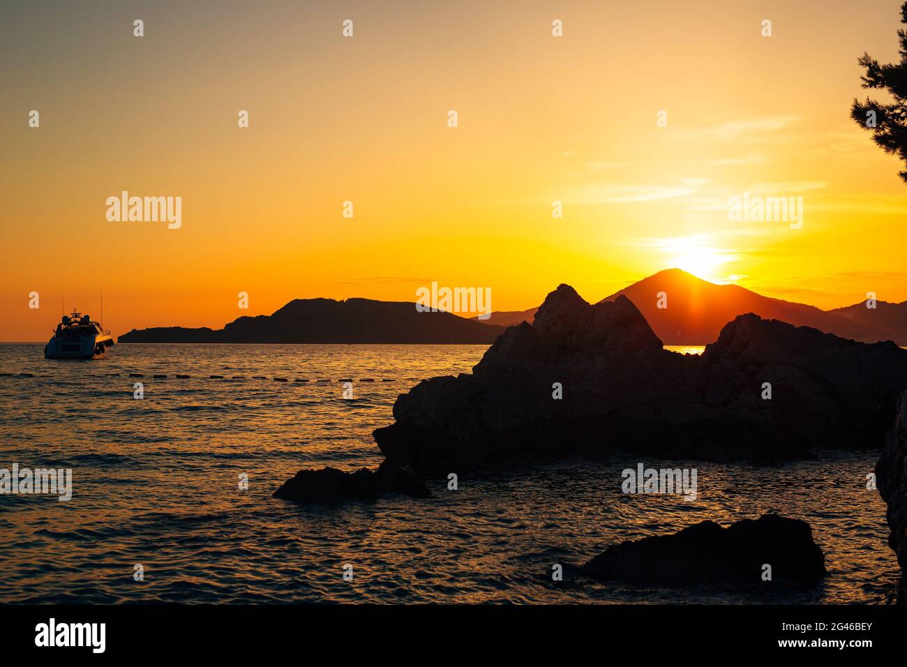Yacht in the sea at sunset. Silhouette of a yacht on the backgro Stock ...