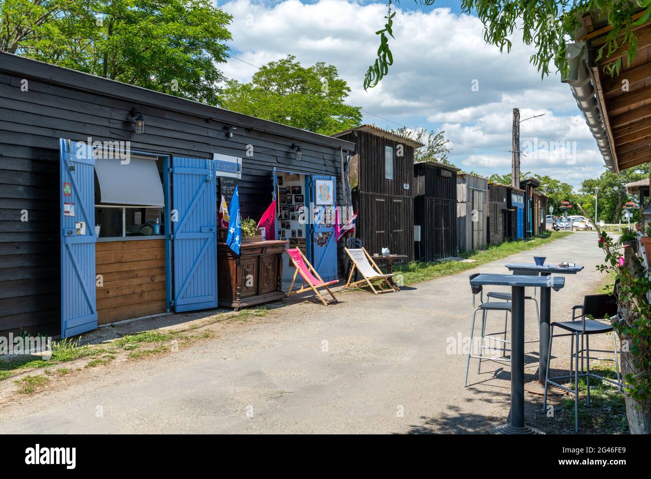 Port Aux Huitres Le Verdon Sur Mer LE VERDON-SUR-MER, FRANCE - 06-06-2021: The old oyster port and its oyster  and fishermen's huts Stock Photo - Alamy