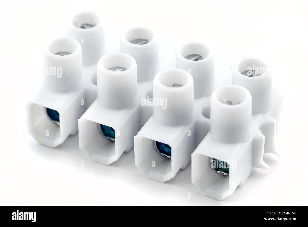 Plastic connection block with 4 entries for strands and solid