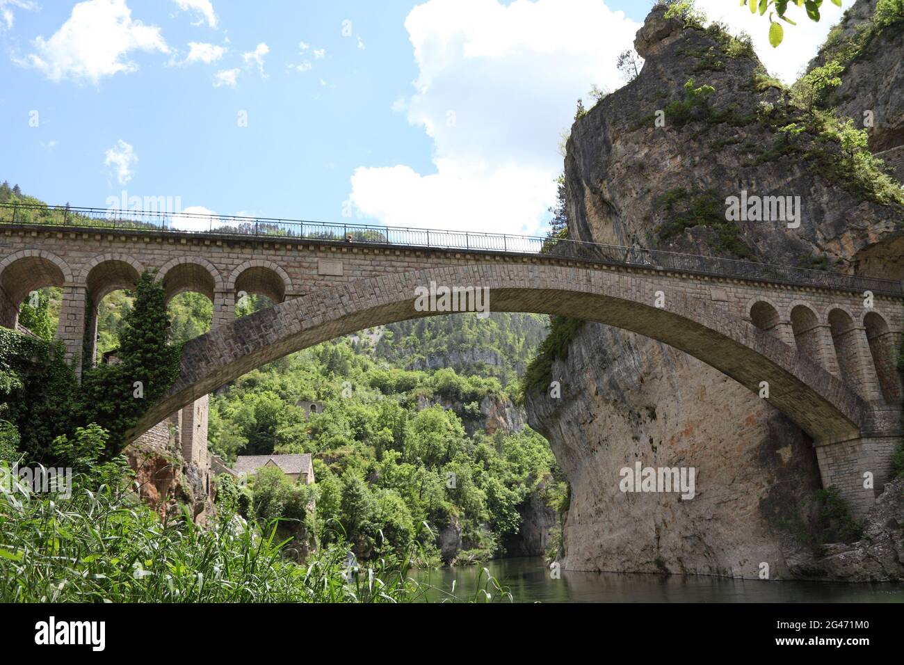 St Chely du Tarn bridge. Gorges of the Tarn and Jonte, and the Grands Causses, top Occitania site soon to be listed Grand Site of France. St Chely du tarn village lies above the river in a spectacular settng Stock Photo