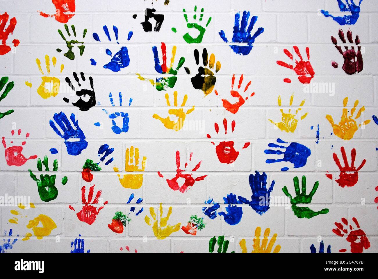 Bunte Handabdrücke an einer Kindergarten-Wand in Hamburg Stock Photo