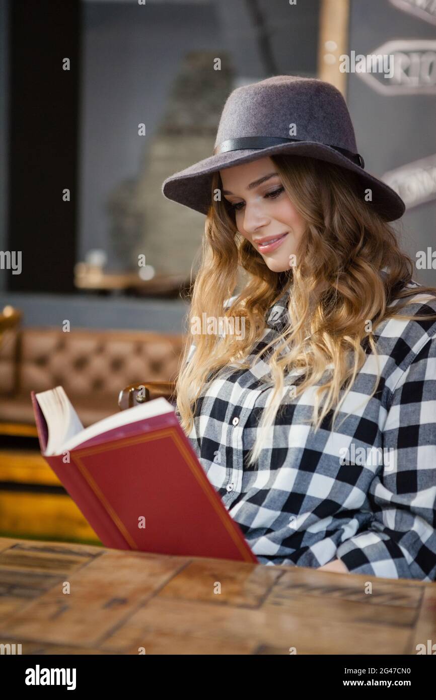Woman wearing hat reading hi-res stock photography and images - Alamy