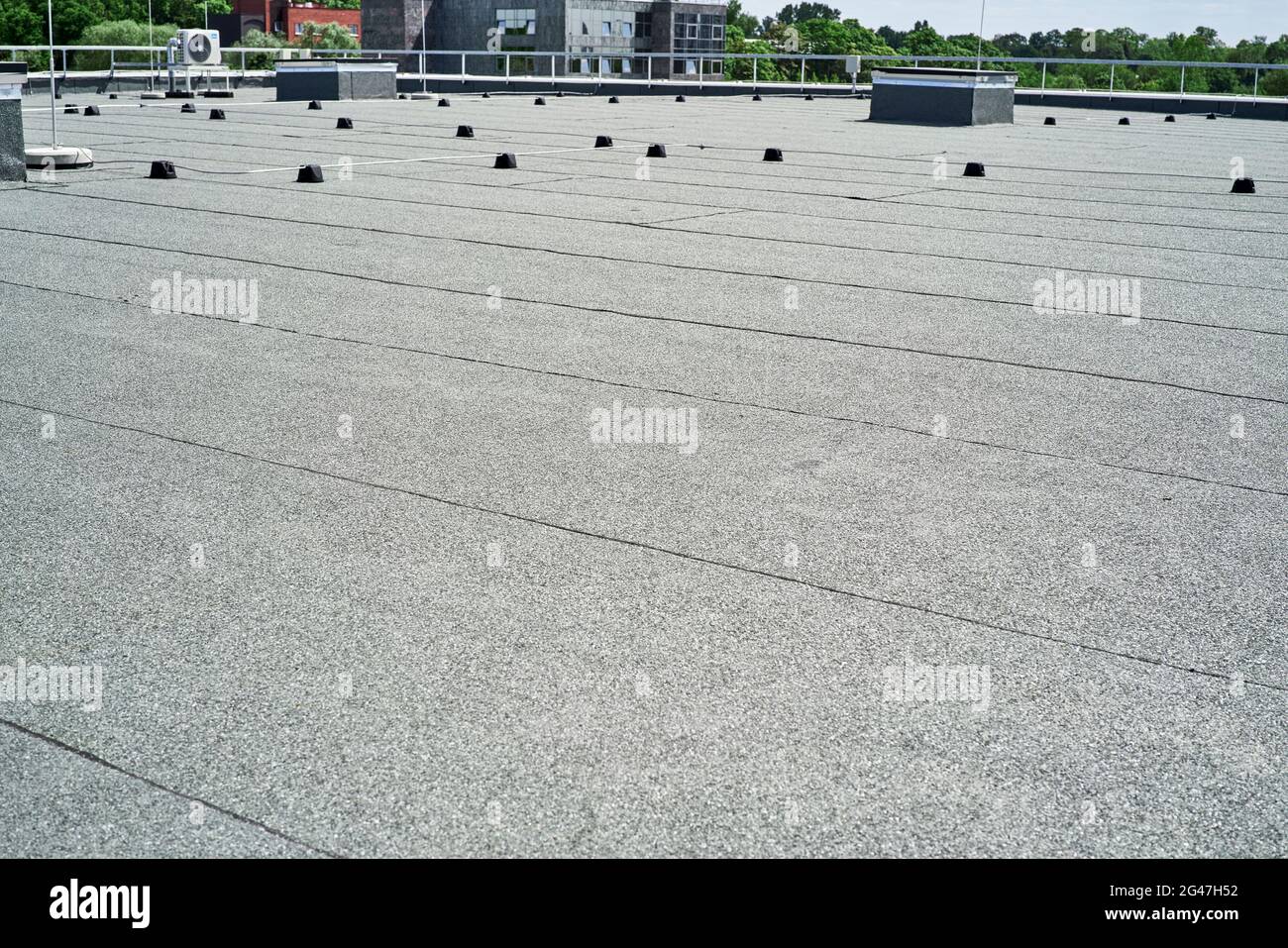 Flat roof protective covering with bitumen membrane for waterproofing