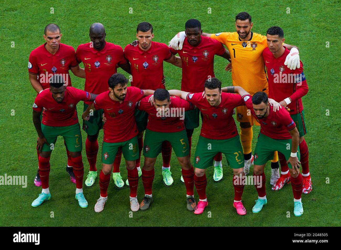 MUNCHEN, GERMANY - JUNE 19: Teamphoto of Portugal with top line Pepe of Portugal, Danilo of Portugal, Ruben Dias of Portugal, William Carvalho of Portugal, Rui Patricio of Portugal and Cristiano Ronaldo of Portugal and bottom line with Nelson Semedo of Portugal, Bernardo Silva of Portugal, Raphael Guerreiro of Portugal, Diogo Jota of Portugal and Bruno Fernandes of Portugal during the UEFA Euro 2020 Group F match between Portugal and Germany at Allianz Arena on June 19, 2021 in Munchen, Germany (Photo by Andre Weening/Orange Pictures) Stock Photo