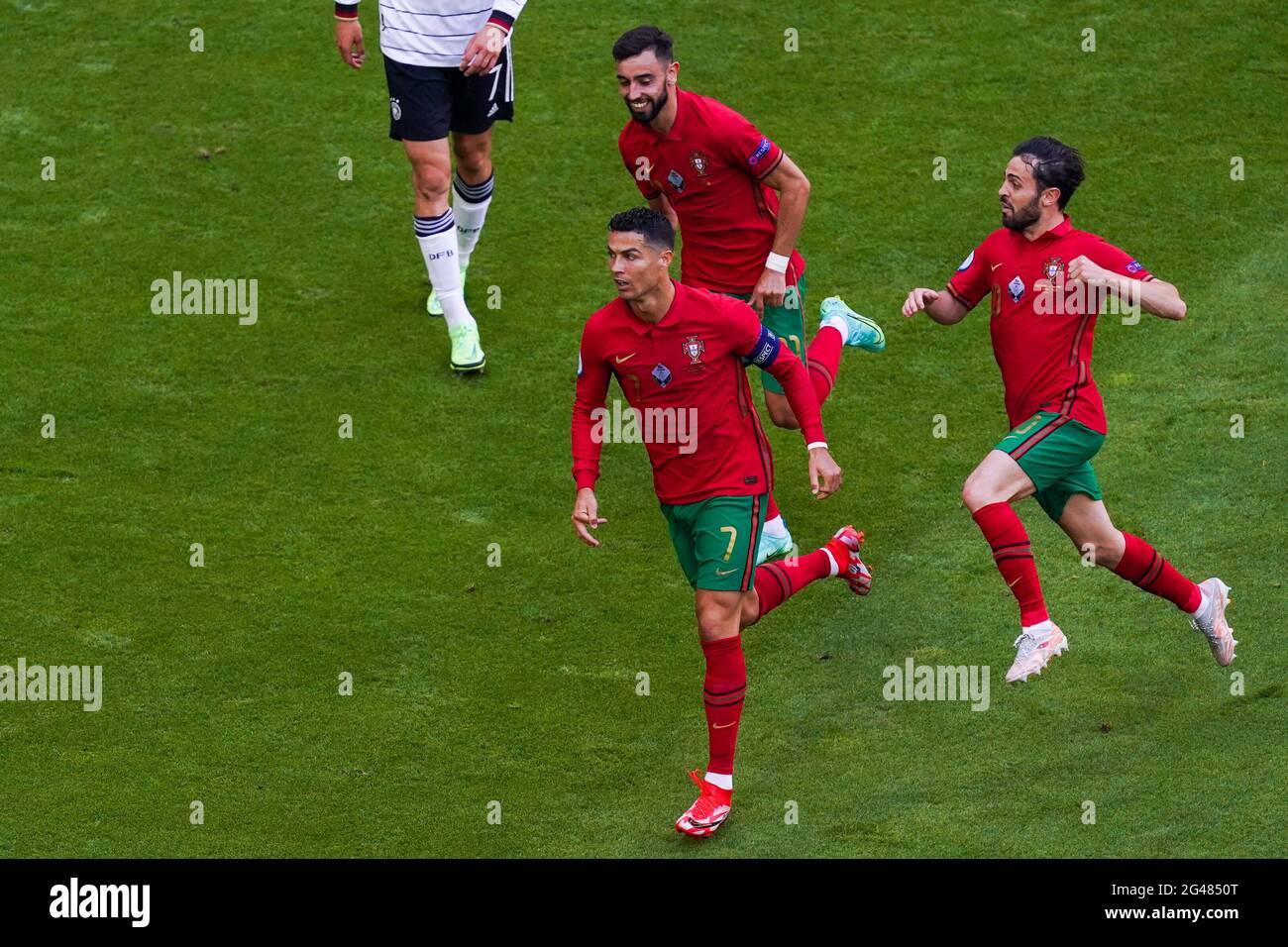👽 vs 🤖  Cristiano ronaldo, Soccer players, Soccer pictures