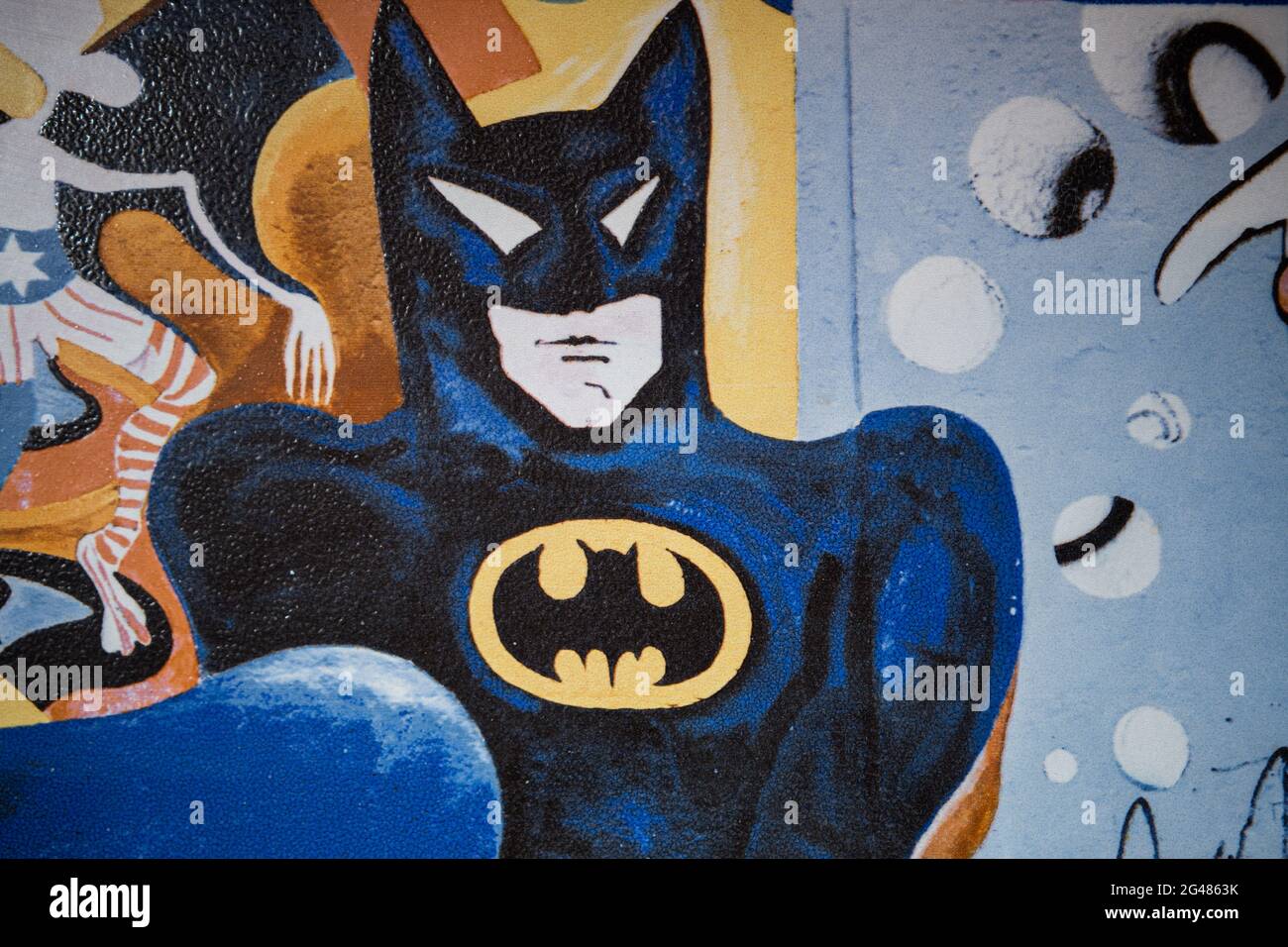 BERLIN, GERMANY - Jun 08, 2021: gezeichneter Graffiti Batman auf der Berliner Mauer Stock Photo