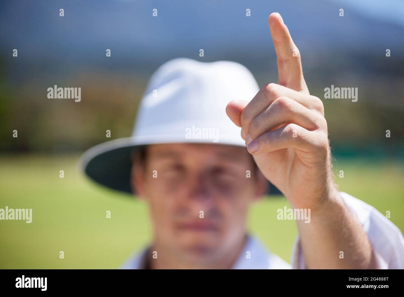Cricket umpire signalling hires stock photography and images Alamy
