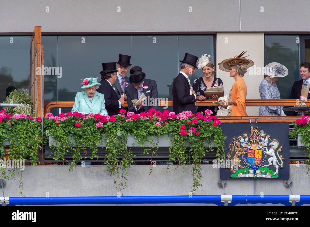 Queen elizabeth royal ascot 2021 hi-res stock photography and images ...