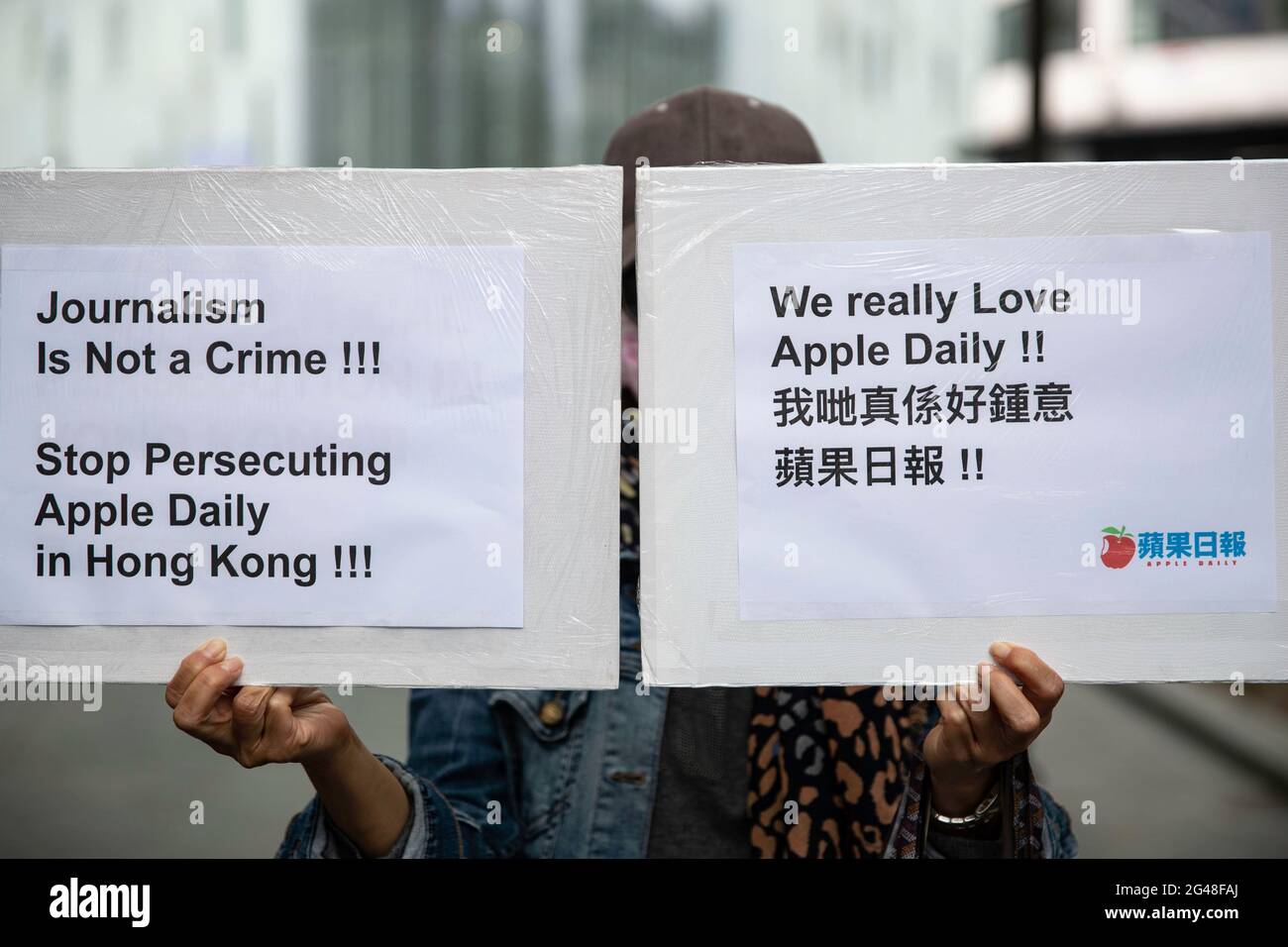 London, UK. 19th June, 2021. A placard in support of Apple daily during the demonstration. Hong Kong's national security police arrested the chief editor and four executives of the pro-democracy newspaper on Jun 17, 2021 in Hong Kong raiding its newsroom for a second time in the latest blow to the outspoken tabloid. A protest in support of Apple Daily newspaper was staged outside China Embassy in London. Credit: SOPA Images Limited/Alamy Live News Stock Photo