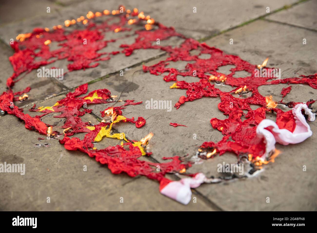 Chinese flag burning hi-res stock photography and images - Alamy