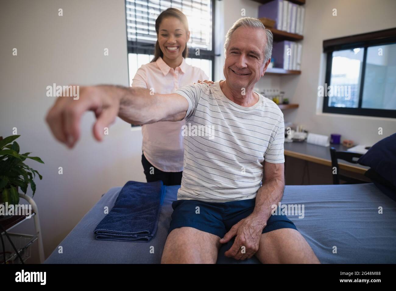 Female doctor examining shoulder hi-res stock photography and images ...