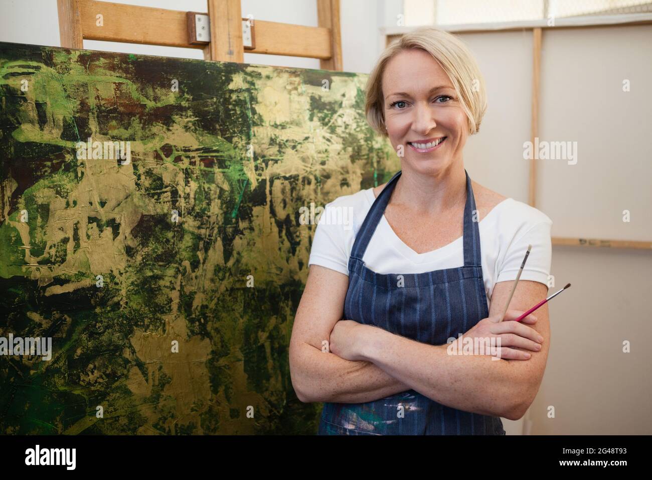 Smiling arms folded art hi-res stock photography and images - Alamy