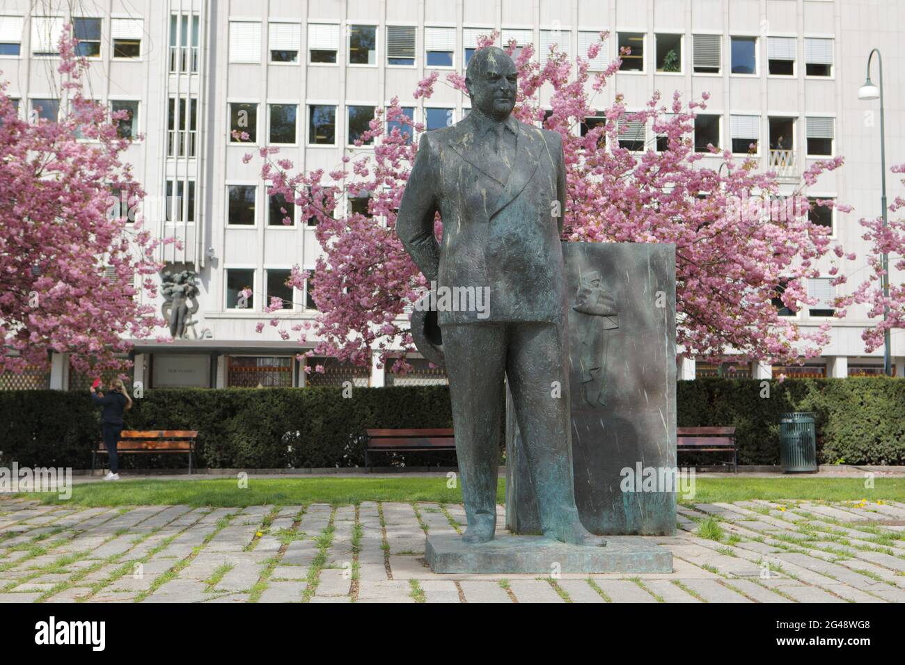 Statue of King Olav V in Oslo, Norway. Statue was opened on 7th June, 2015, 70 years after the Royal Family returned to Oslo after five years in exile Stock Photo