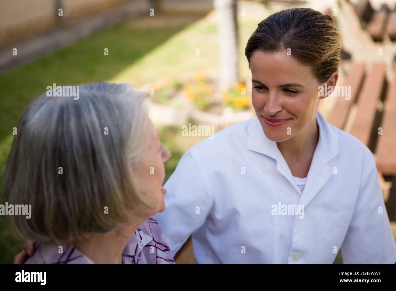 Doctor speaking to elderly woman hi-res stock photography and images ...