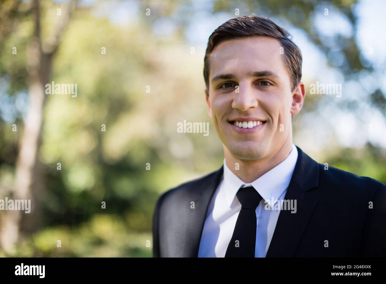 Handsome smiling groom close hi-res stock photography and images - Alamy