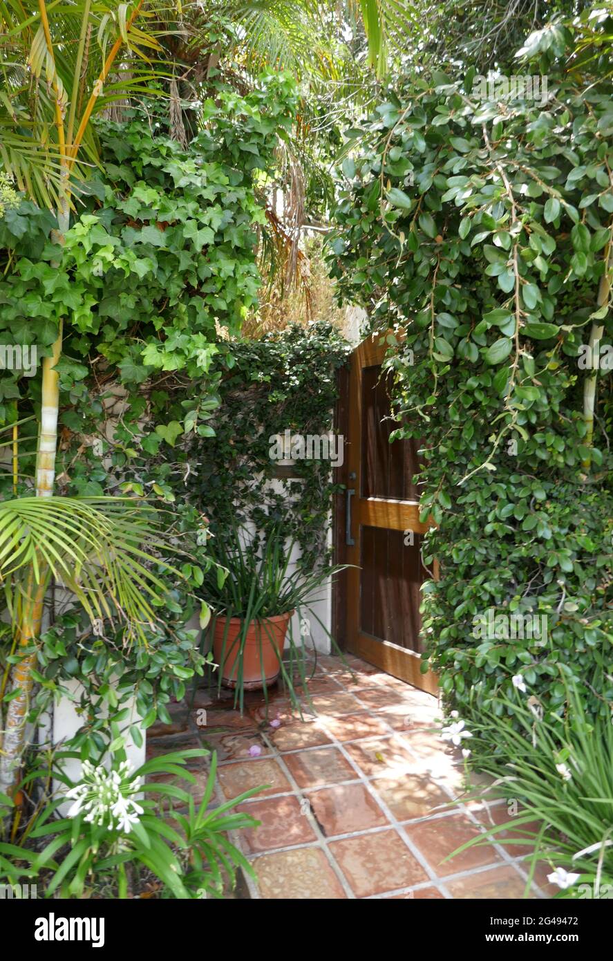 Los Angeles California Usa 18th June 21 A General View Of Atmosphere Of Nicole Brown Simpson S Former Home At 875 Bundy Drive Where She And Ron Goldman Were Murdered On June 12