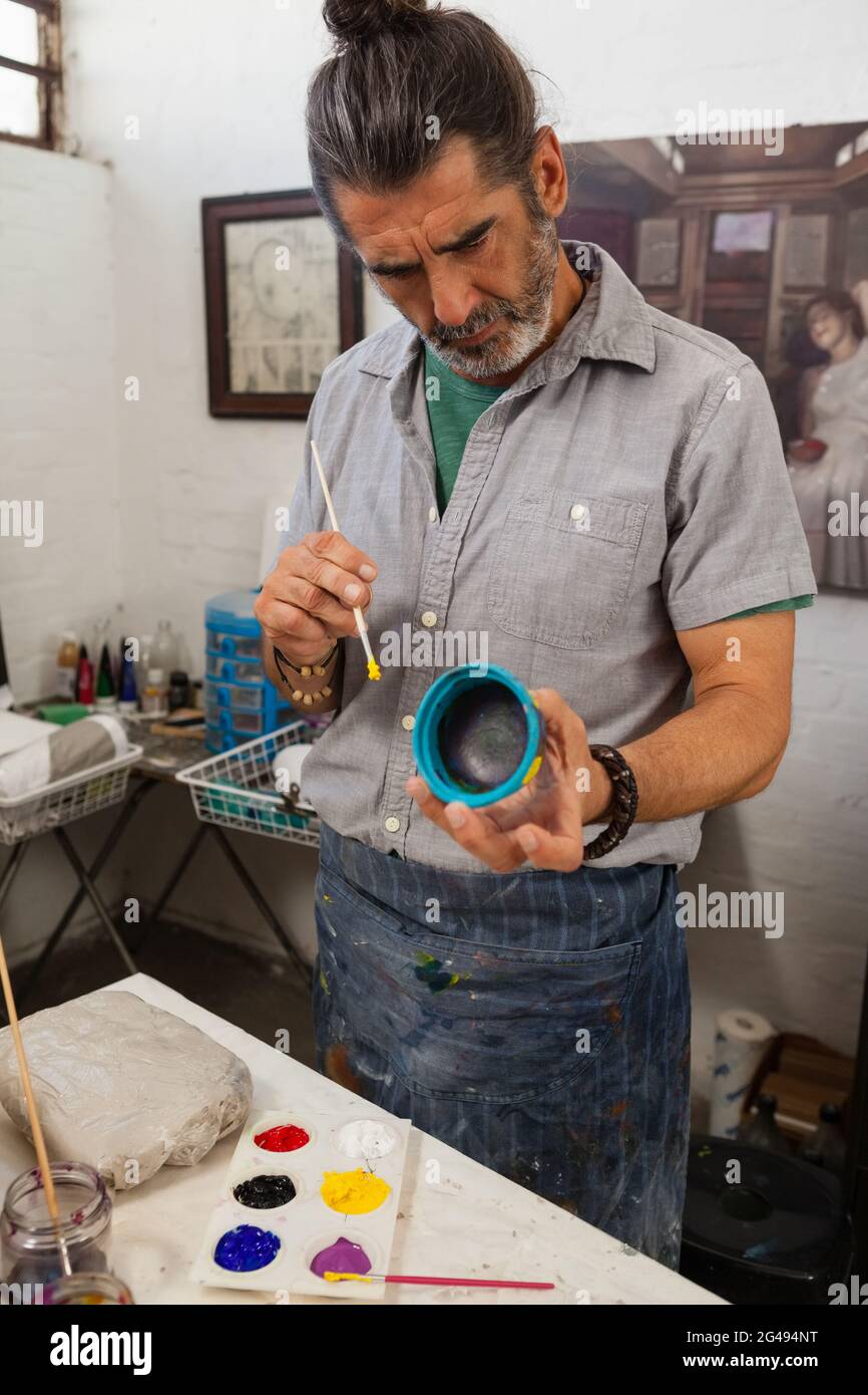Male potter painting bowl hi-res stock photography and images - Alamy