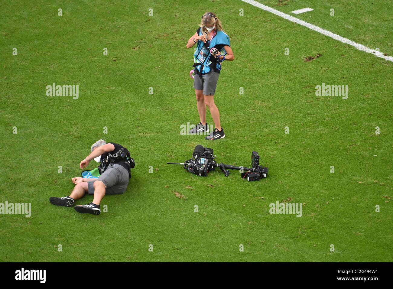 A cameraman falls and falls on the pitch. Group stage, preliminary round  group F, game M24, Portugal (POR) - Germany (GER) 2-4 on June 19, 2021 in  Muenchen/Fußball Arena (Allianz Arena). Football