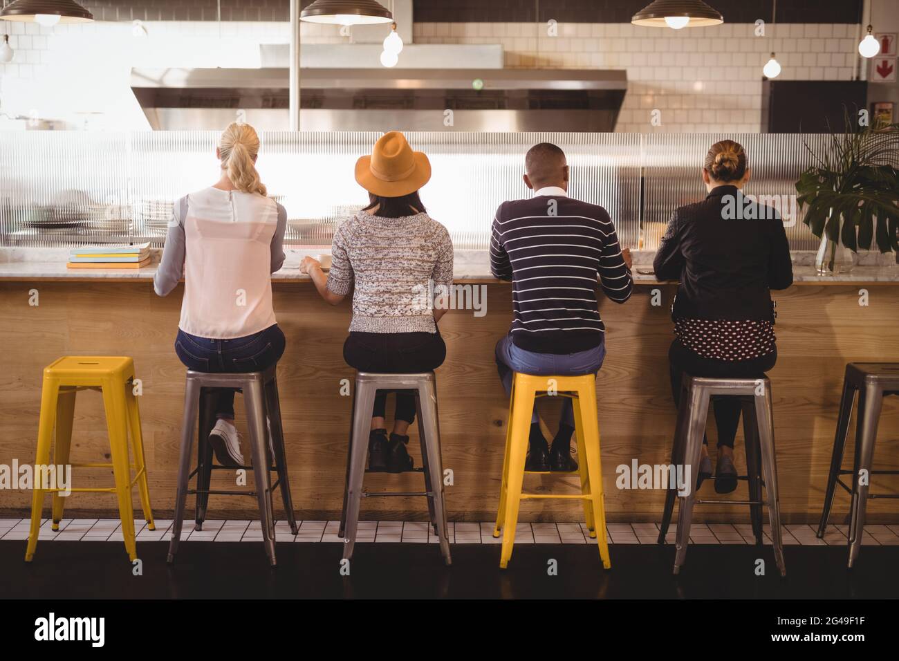 People sitting on stools hi-res stock photography and images - Alamy