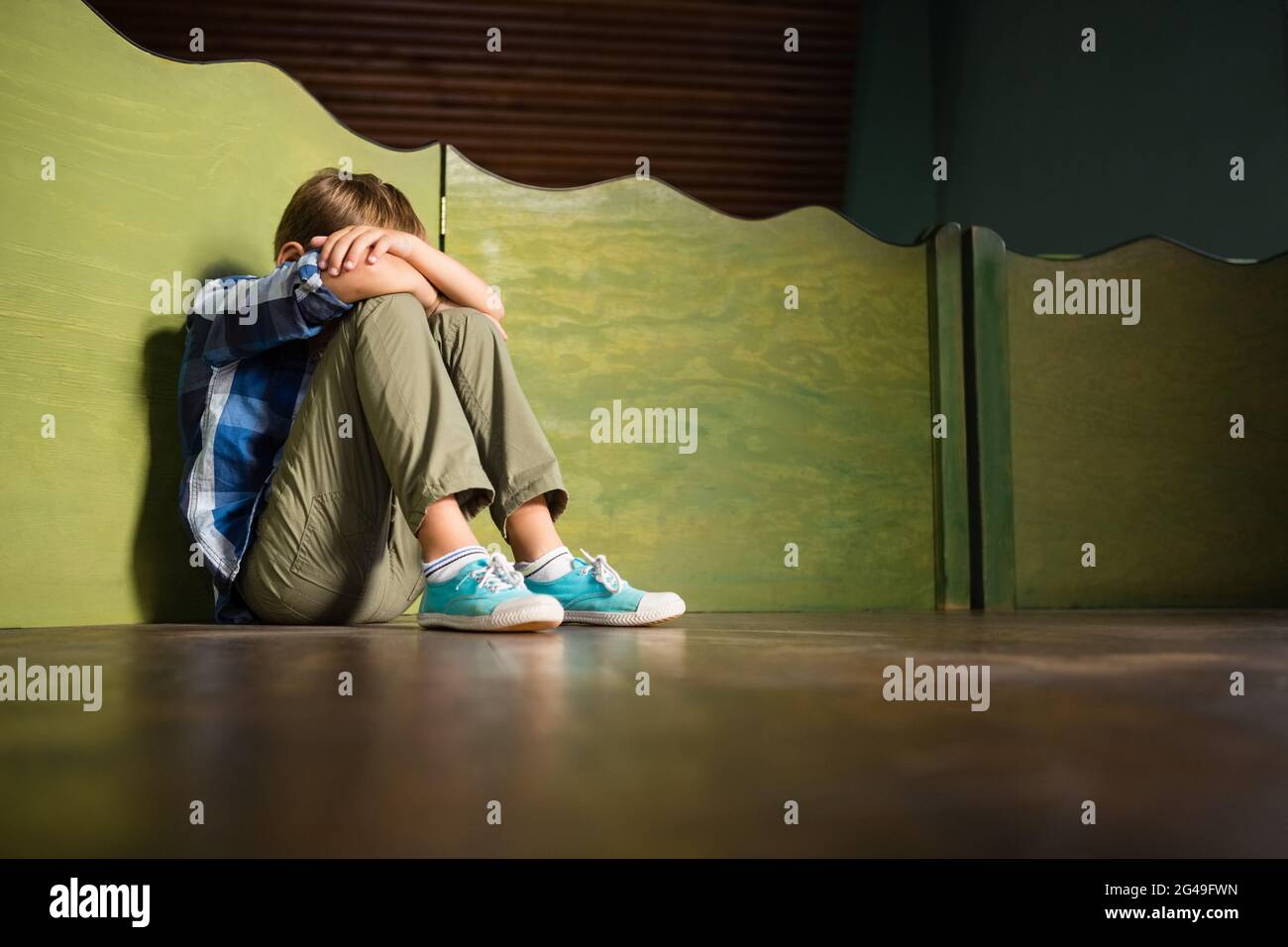 Boy sitting head down sad hires stock photography and images Alamy