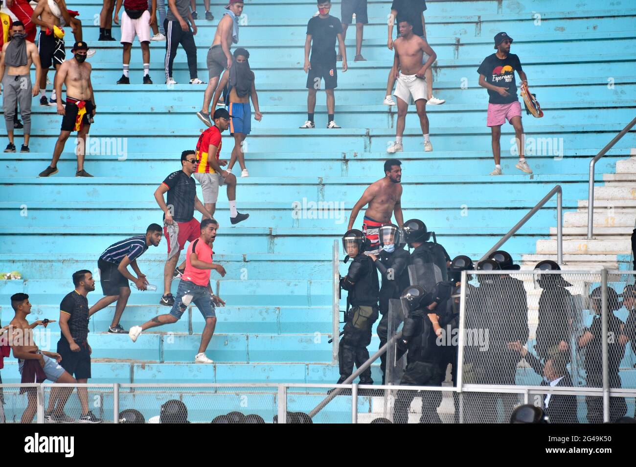 Tunis, Tunisia. 19th June, 2021. Clashes between supporters of Esperance  Sportive de Tunis and the police during the first leg CAF champions league  semi-final football match between Tunisia's Esperance Sportive de Tunis
