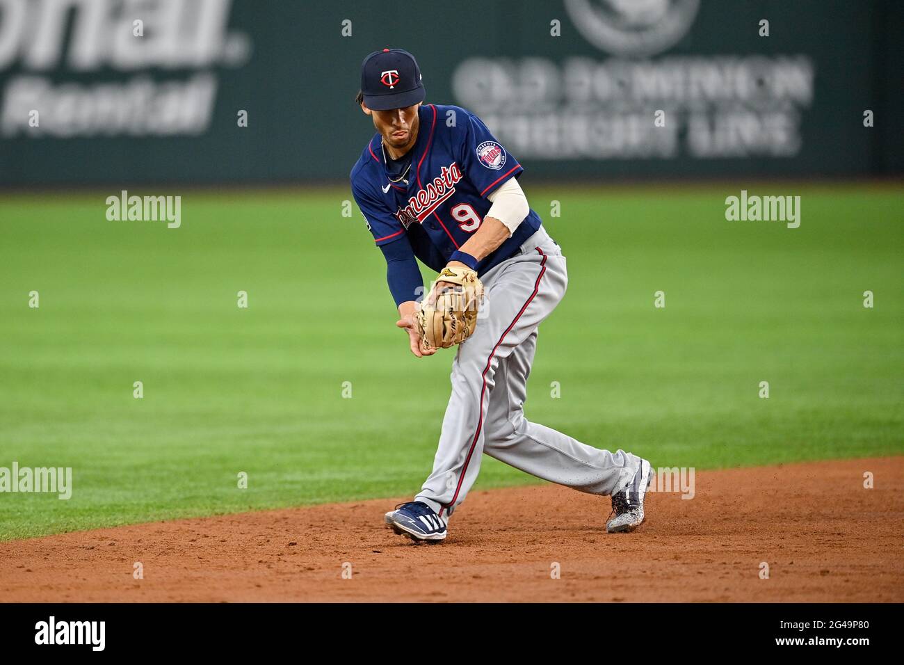 Twins shortstop Andrelton Simmons finally arrives in Florida