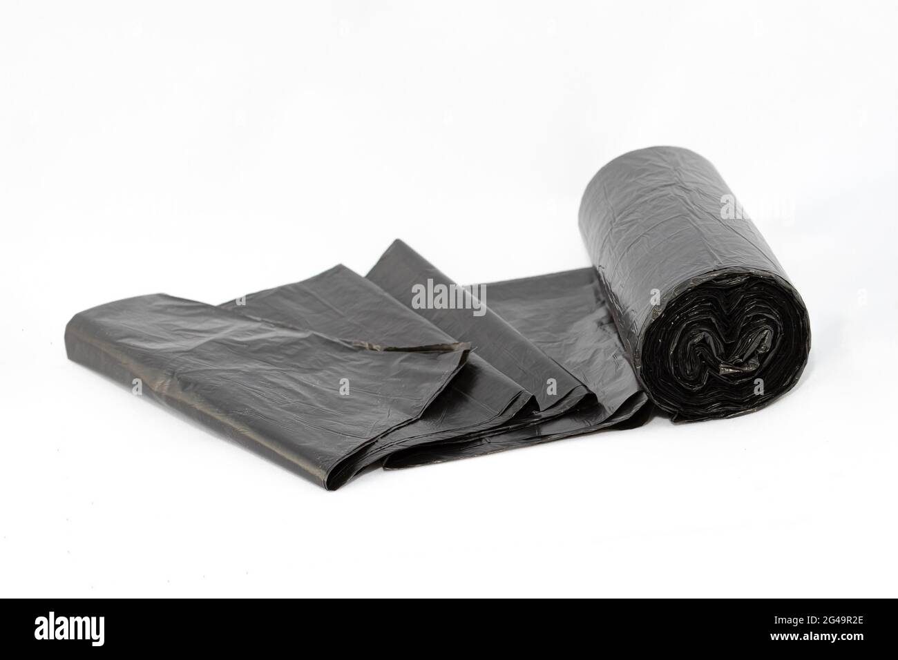 https://c8.alamy.com/comp/2G49R2E/black-polyethylene-garbage-bags-on-white-background-close-up-the-roll-of-plastic-junk-package-2G49R2E.jpg