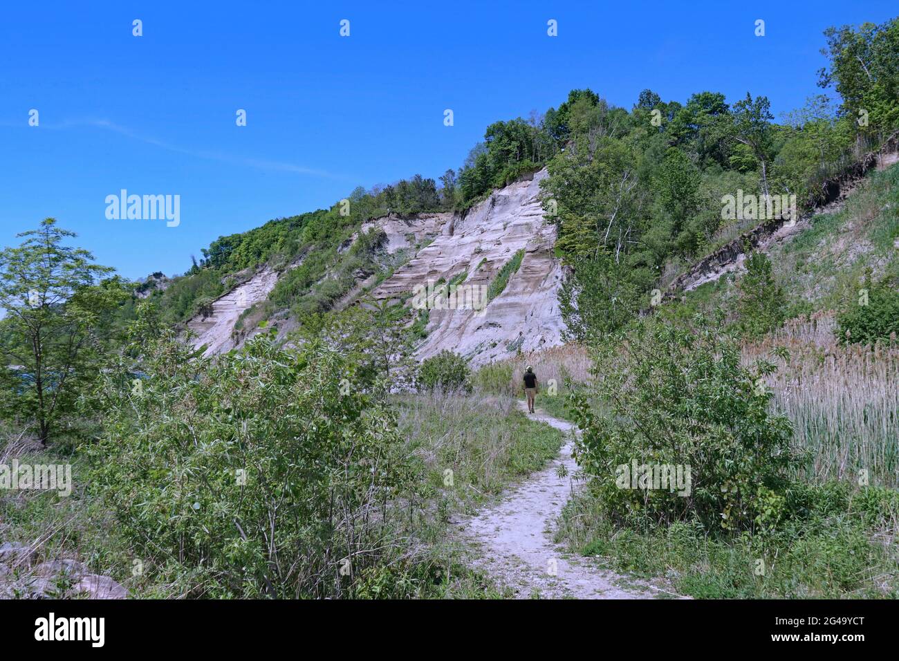Hiking trail beneath the Scarborough Bluffs sand cliffs beside Lake Ontario near Toronto Stock Photo