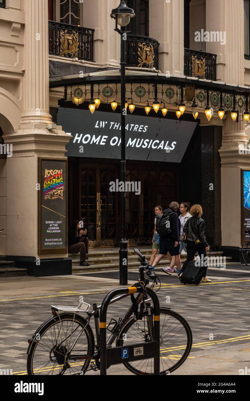 Souvenir shops oxford street hires stock photography and images Alamy