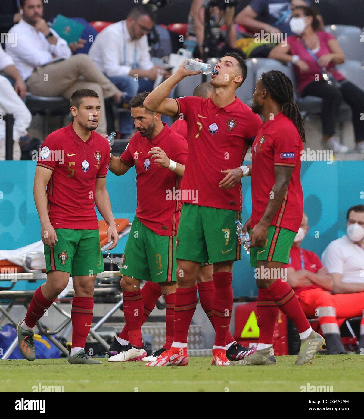 Firo 19 06 21 Fuvuball Soccer Euro 21 Em Euro European Championship Group Stage Group F Por Portugal Ger Germany 2 4 Cristiano Ronaldo Portugal Drinks Water Mineral Water Stock Photo Alamy