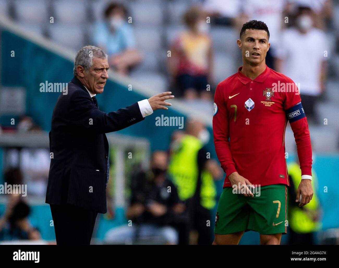 Munich, Germany. 19th June, 2021. Football: European Championship, Portugal - Germany, preliminary round, Group F, matchday 2, at the EM Arena in Munich. Portugal coach Fernando Santos (l) talks to Cristiano Ronaldo. Credit: Christian Charisius/dpa/Alamy Live News Stock Photo