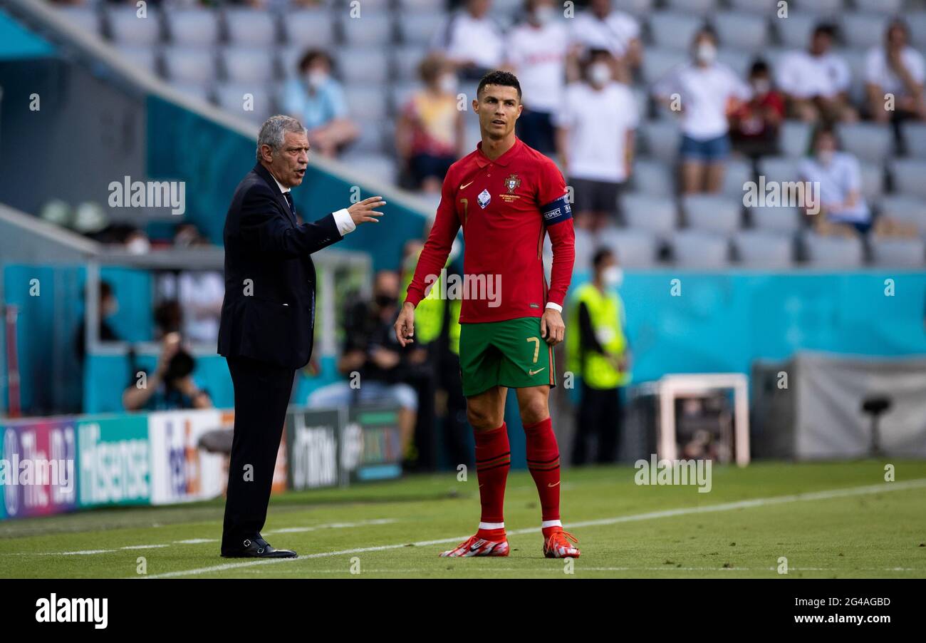 Munich, Germany. 19th June, 2021. Football: European Championship, Portugal - Germany, preliminary round, Group F, matchday 2, at the EM Arena in Munich. Portugal coach Fernando Santos (l) talks to Cristiano Ronaldo. Credit: Christian Charisius/dpa/Alamy Live News Stock Photo