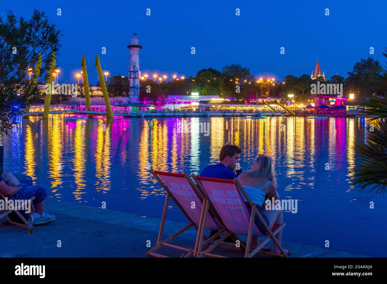 Wien, Vienna: recreational area Copa Beach at river Neue Donau (New Danube), view to Sunken City area at island Donauinsel, floating bridge, people on Stock Photo