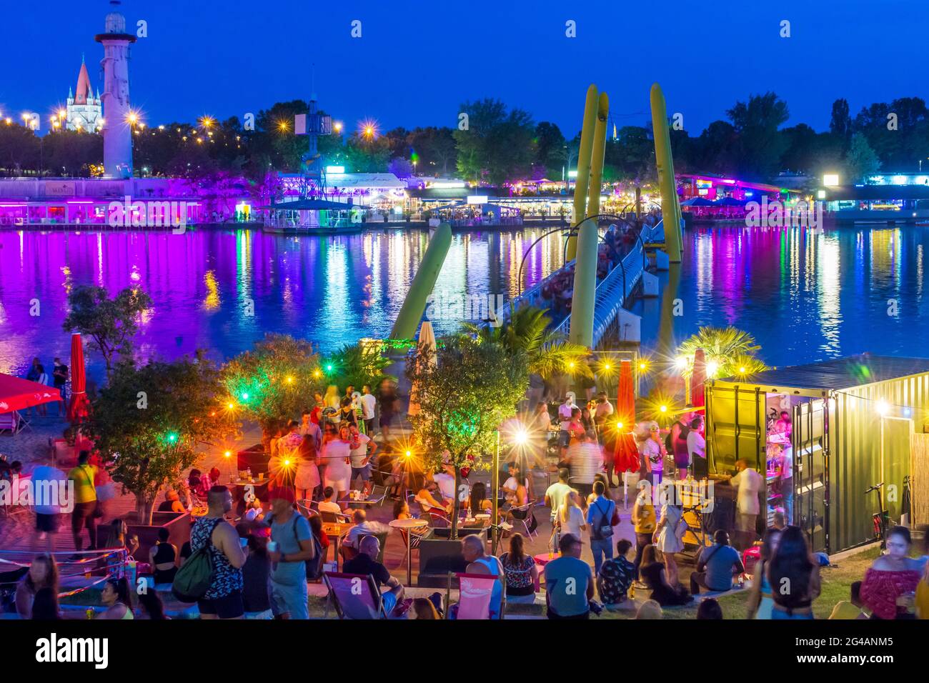 Wien, Vienna: recreational area Copa Beach at river Neue Donau (New Danube), bar, view to Sunken City area at island Donauinsel, floating bridge in 22 Stock Photo