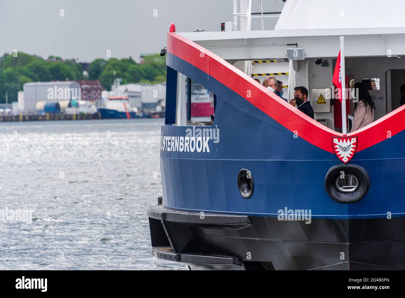 Personenfähre der Fördeschifffahrt an der Reventloubrücke in der Kieler Förde Stock Photo