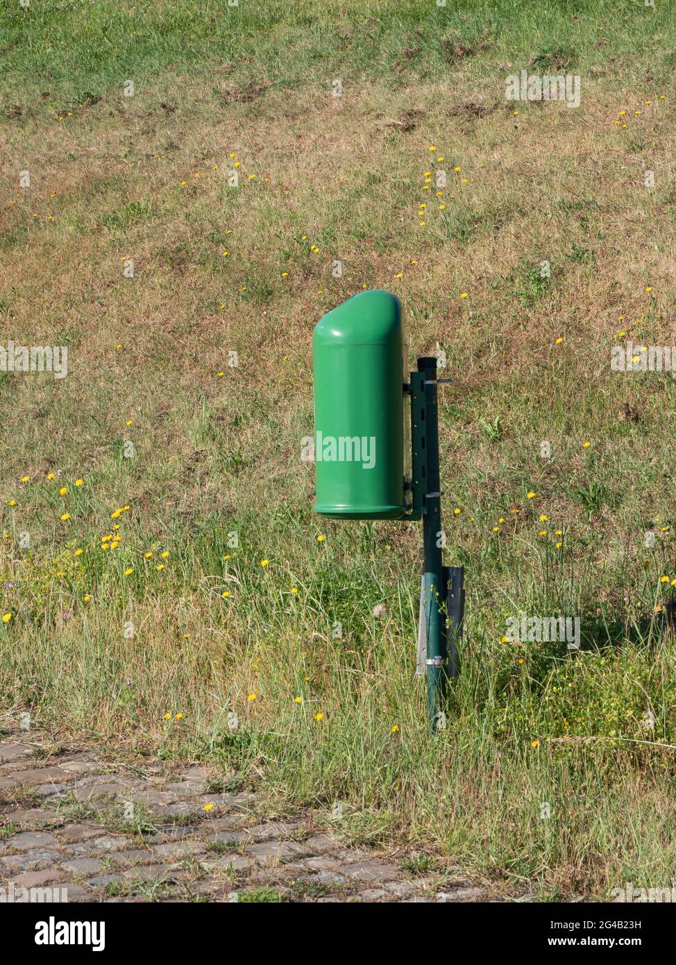 Public trash can hi-res stock photography and images - Alamy