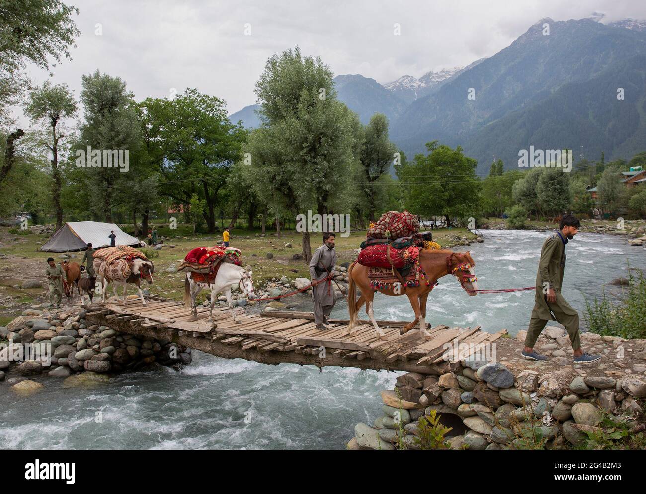 Plains indian village hi-res stock photography and images - Alamy
