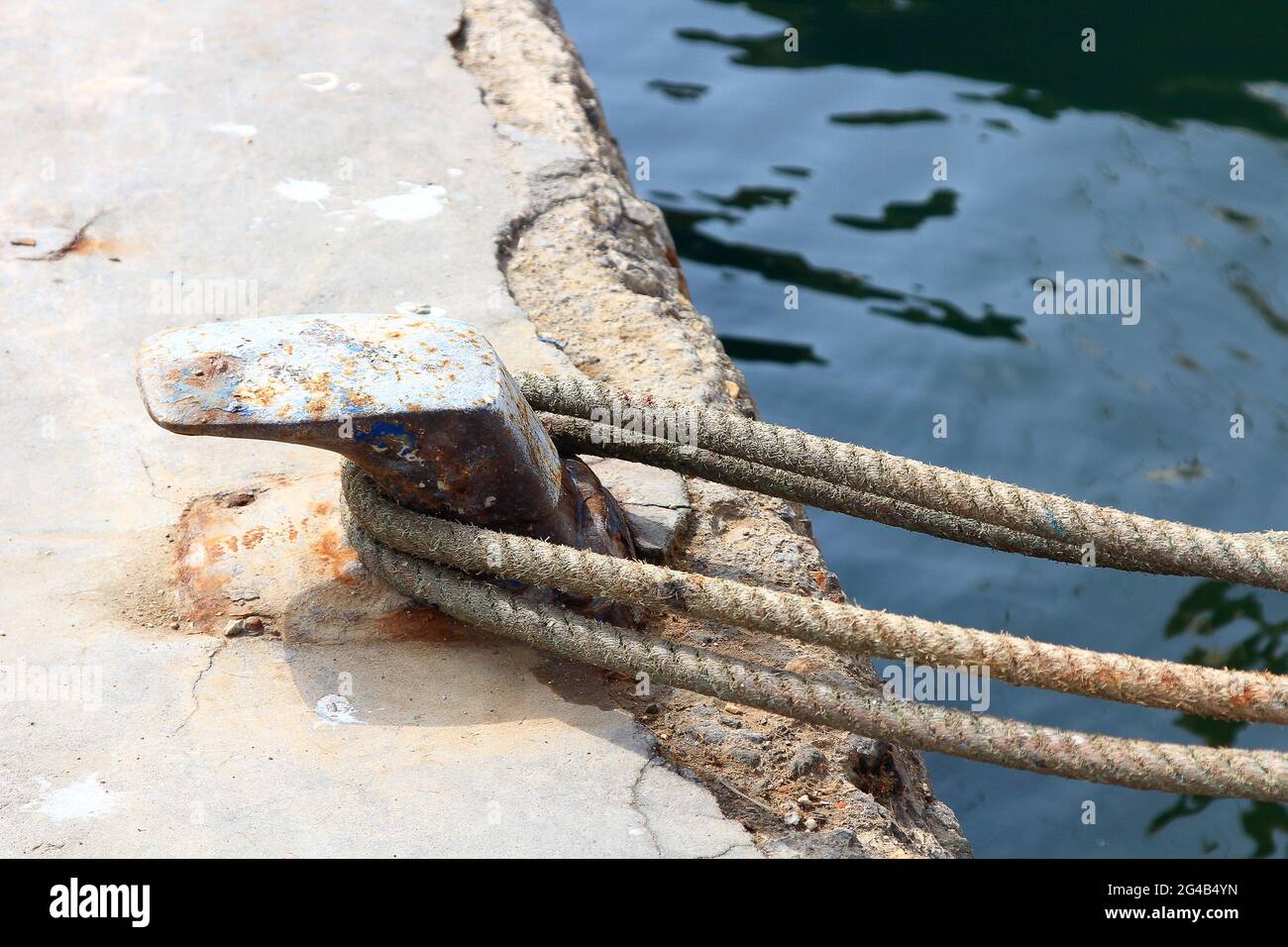 port mooring with thick ropes Stock Photo Alamy