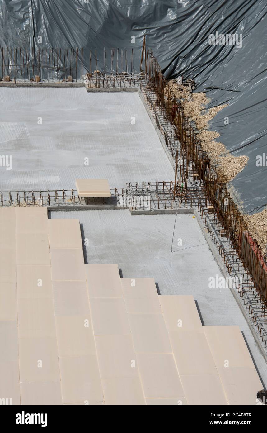 the insulation of a cement base plate of a building with hard foam