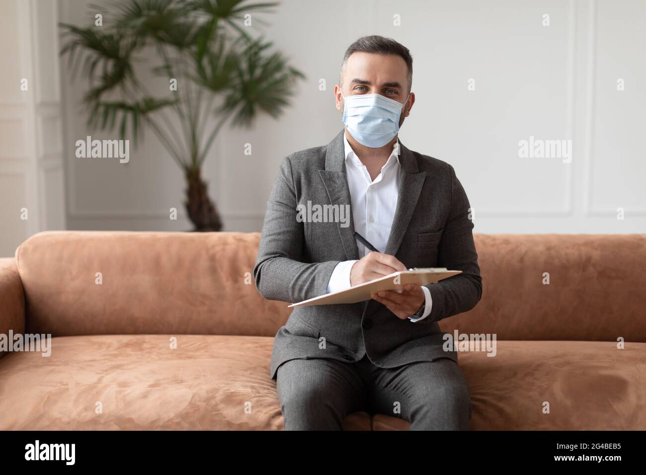 Office mask meeting arab hi-res stock photography and images - Alamy