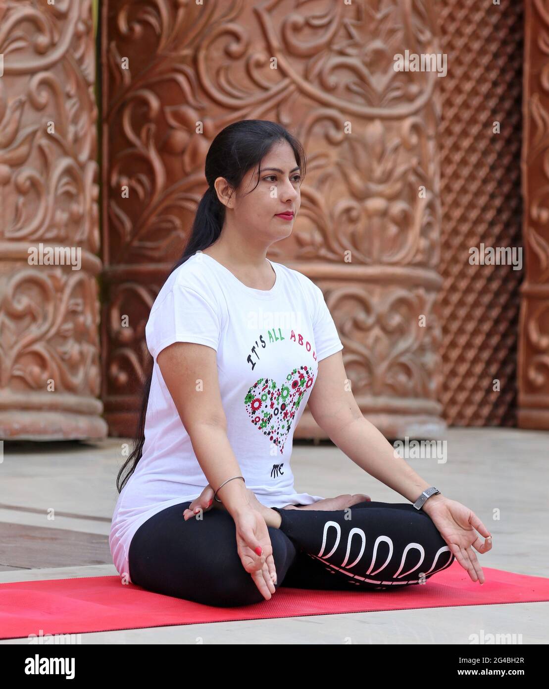 Beawar, India. 20th June, 2021. Beawar, Rajasthan, India, June 20, 2021: An Indian  yoga teacher Baljeet Kaur leads a yoga class of women on the eve of  International Yoga Day in Beawar.